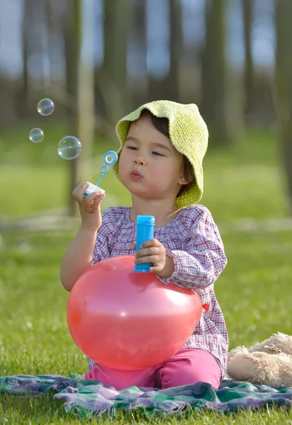 小女孩用肥皂泡沫 — 图库照片