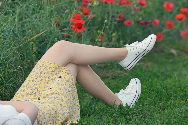 Junges Mädchen liegt auf Feld — Stockfoto