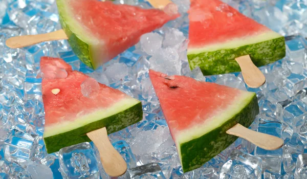 Wassermelonenscheiben auf Eis — Stockfoto