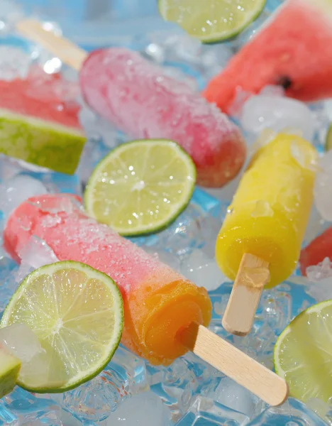 Refrescante limão e frutas gelo pops — Fotografia de Stock