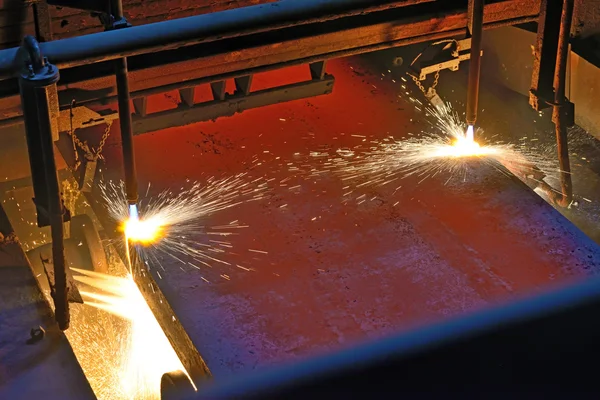 Gas cutting on steel plate — Stock Photo, Image