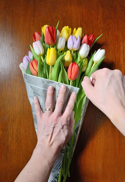 Hand keeps a bouquet of tulips — Stock Photo, Image