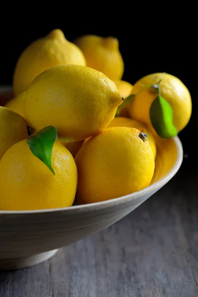 Fresh lemons with leaves — Stock Photo, Image