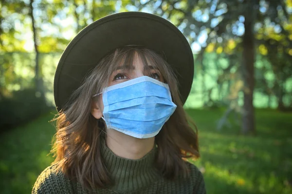 Mujer Con Máscara Protectora Médica —  Fotos de Stock