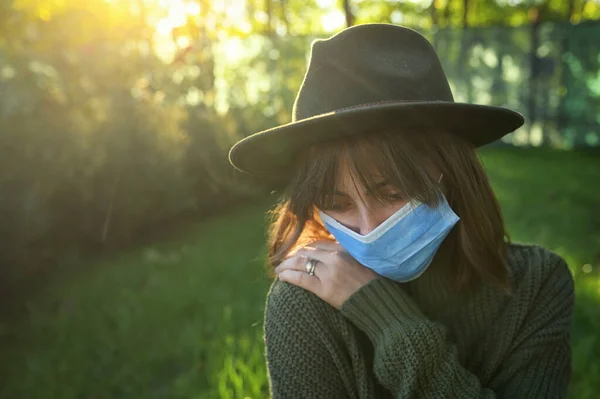 Mujer Con Máscara Protección Médica Jardín —  Fotos de Stock
