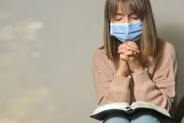 Mujer Joven Con Máscara Protectora Médica Rezando — Foto de Stock