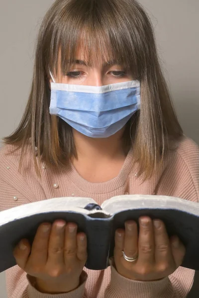 Mujer Joven Con Máscara Protectora Médica Leyendo Biblia — Foto de Stock