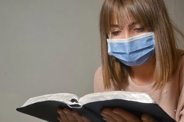 Mujer Joven Con Máscara Protectora Médica Leyendo Biblia — Foto de Stock