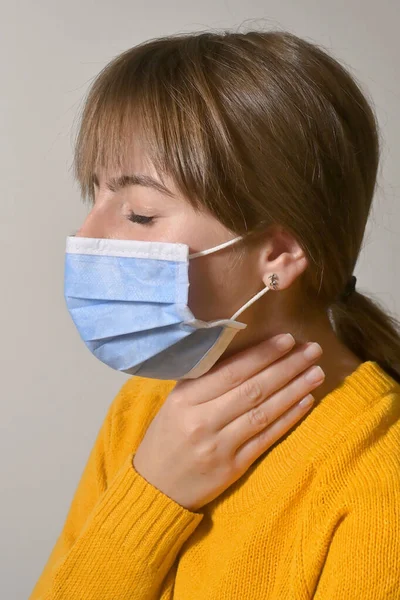 Mujer Con Máscara Protección Médica Dolor Garganta — Foto de Stock