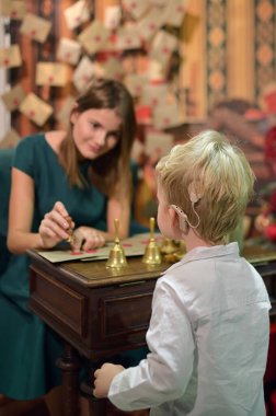 Koklear İmplantları olan bir çocuk Noel Baba 'ya Yeni Yıl için Mühür