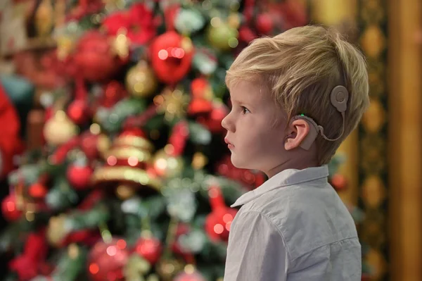 Boy Cochlear Implants Christmas Tree Background — Stock Photo, Image