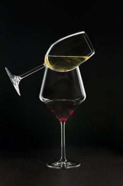 Siyah arka planda kavramsal kırmızı ve beyaz şarap