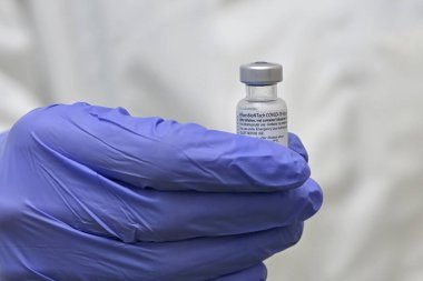 Romanya, Galati, 08.02.2021 Pfizer ve BioNTech Covid-19 aşısı. Aşılı küçük ampuller