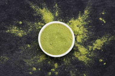 Ardesia Taşı 'ndaki Arpa Tozu Siyah Arkaplan