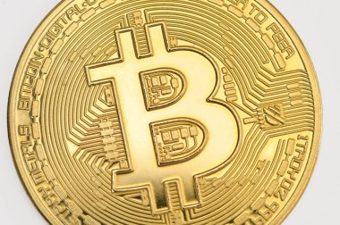 Galati, Romanya - 12 Nisan 2021 Altın Bitcoin para birimi stüdyo çekimi 