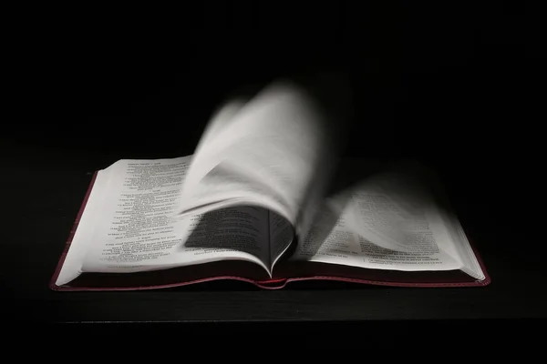 Een Open Bijbel Die Pagina Donkere Grond Verplaatst — Stockfoto
