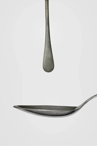 Abstract Silver Dessert Spoon Cutlery Spoon Drops Fall — Stock Photo, Image