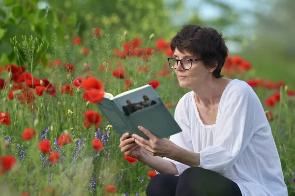 Vrouw Een Papaverveld Die Een Boek Leest Vasthoudt — Stockfoto