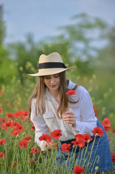 Schöne Junge Mädchen Frühling Mohn Feld — Stockfoto