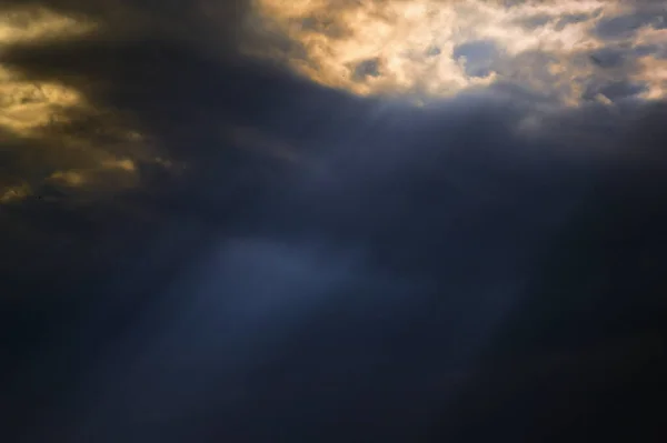 Atardecer Dramático Con Rayos Sol Nubes Verano —  Fotos de Stock