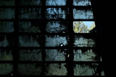 Endüstriyel Fabrika 'daki Kırık Pencereler