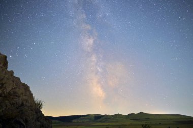 Romanya 'nın Macin Dağları' ndaki Samanyolu Galaksisiyle Manzara
