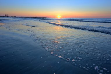 boot en de vogels in de zonsondergang