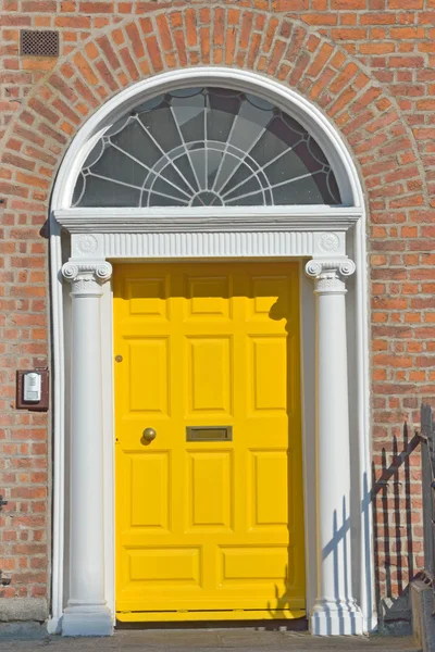 Жовтий грузинської двері в Дубліні Ірландія — стокове фото