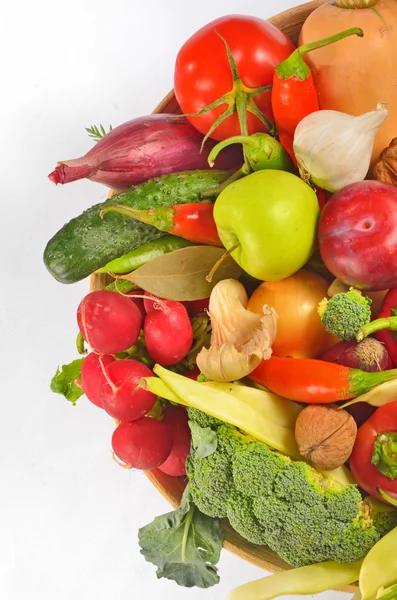 Obst und Gemüse im Korb — Stockfoto