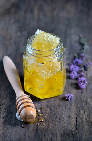 蜂窝和蜂蜜放在玻璃罐子里 — 图库照片