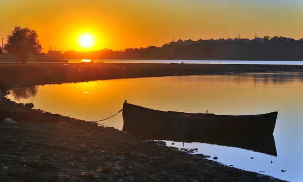 Barco de pesca com nascer do sol no fundo — Fotografia de Stock