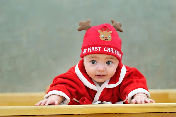 Ren geyiği küçük bebek giyinmiş — Stok fotoğraf