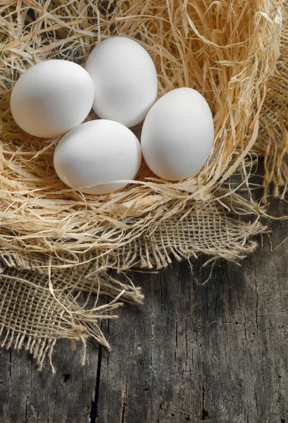 Huevos en el nido de heno — Foto de Stock