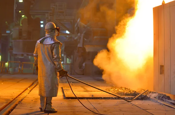 Smelting furnace and worker — Stock Photo, Image