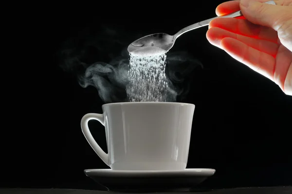 Šálek kávy a nalévání lžíce cukru — Stock fotografie