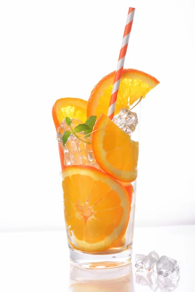 Orangenscheiben und Eiswürfel — Stockfoto