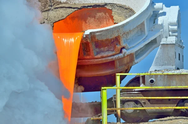 Steel is poured into the slag dump — Stock Photo, Image