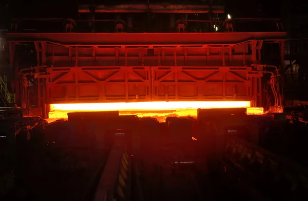 생산 라인에서 뜨거운 철강 — 스톡 사진