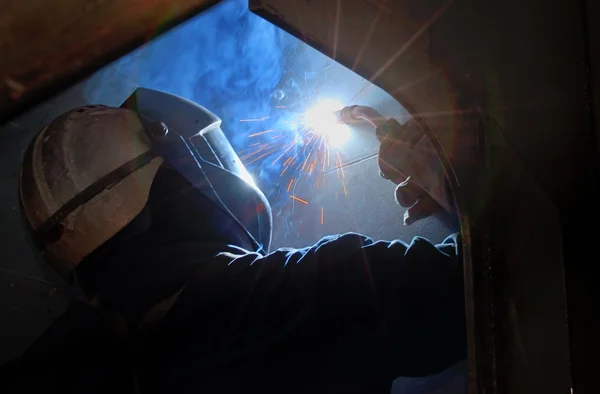 MIG welder uses torch — Stock Photo, Image