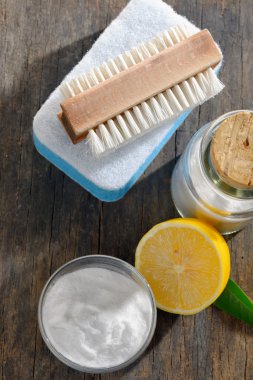 Araçlar ve sodyum bikarbonat ev temizliği için