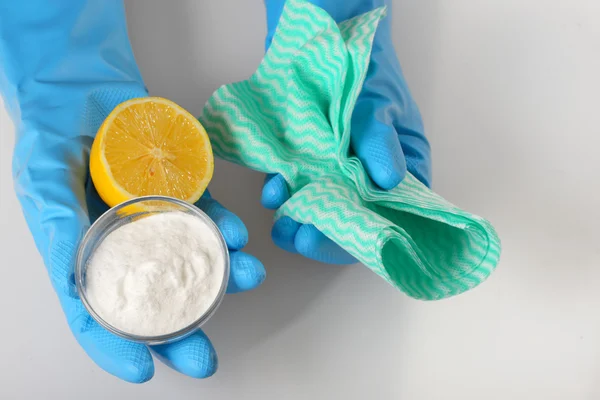 Araçlar ve sodyum bikarbonat ev temizliği için