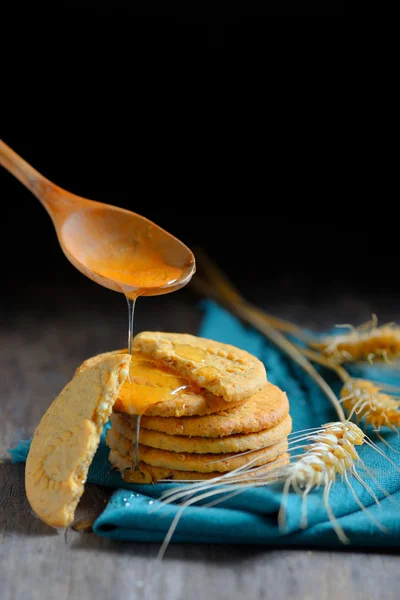 Galletas de cereales crujientes y miel —  Fotos de Stock