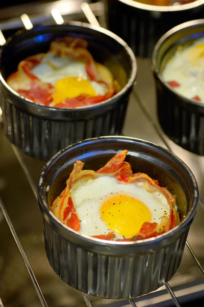 Copos de café da manhã ovo com bacon — Fotografia de Stock