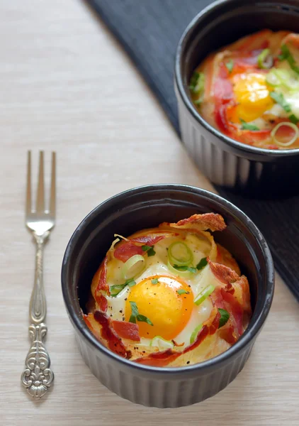 Copos de café da manhã ovos com bacon — Fotografia de Stock
