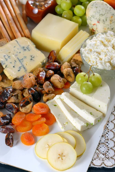 Healthy cheese and fruits plate — Stock Photo, Image