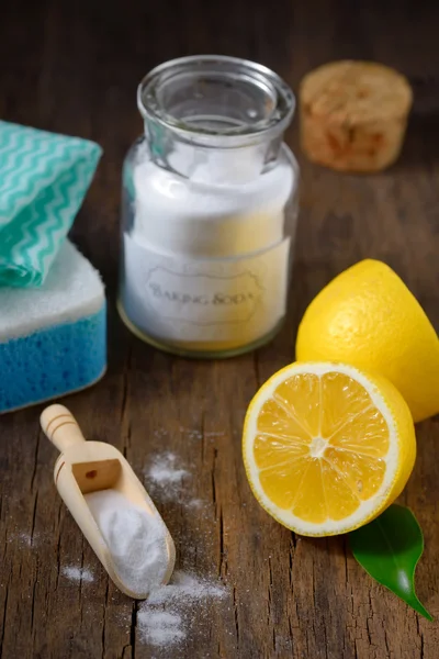 Přírodní čisticí nástroje citron a hydrogenuhličitan sodný — Stock fotografie