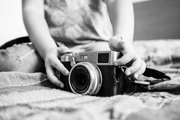 毛布の上に奇跡のないレトロカメラの閉鎖 女の子はカメラで遊ぶ 才能のある女の子は自宅でヴィンテージカメラで楽しみを持っています 自宅でのレジャー活動 黒と白 — ストック写真