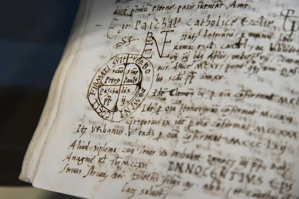 Gros Plan Ancien Manuscrit Sacré Des Années 1500 Par Des — Photo