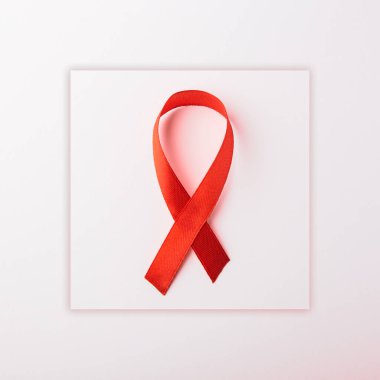 Kırmızı kurdele sembolü HIV, AIDS kanseri gölgeli farkındalık, beyaz arka planda izole edilmiş stüdyo çekimi, sağlık sigortası konsepti, Dünya AIDS Günü