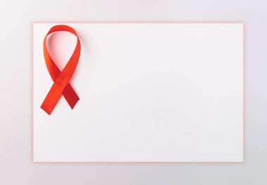 Kırmızı kurdele sembolü HIV, AIDS kanseri gölgeli farkındalık, beyaz arka planda izole edilmiş stüdyo çekimi, sağlık sigortası konsepti, Dünya AIDS Günü
